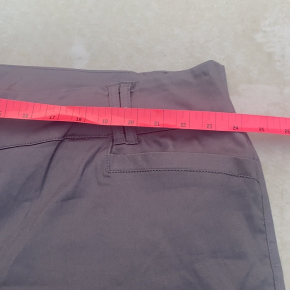 Torrid Shorts 26 Grey Cuffed Hem Studio Stretch Plus - Picture 6 of 8